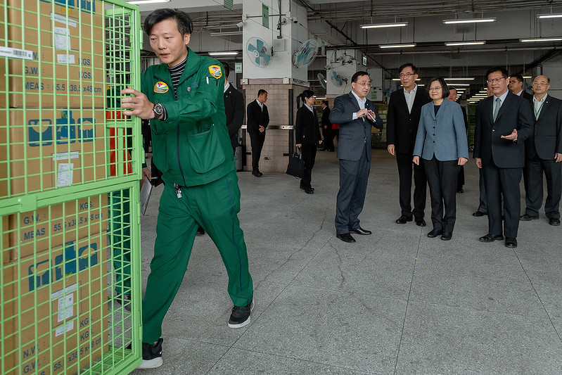President Tsai, Ing-Wen inspected the logistics processes for mask.