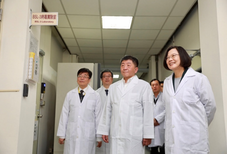President Tsai Ing-wen inspects the laboratory in the Kunyang Office of the Taiwan Centers of Disease Control, Ministry of Health and Welfare.