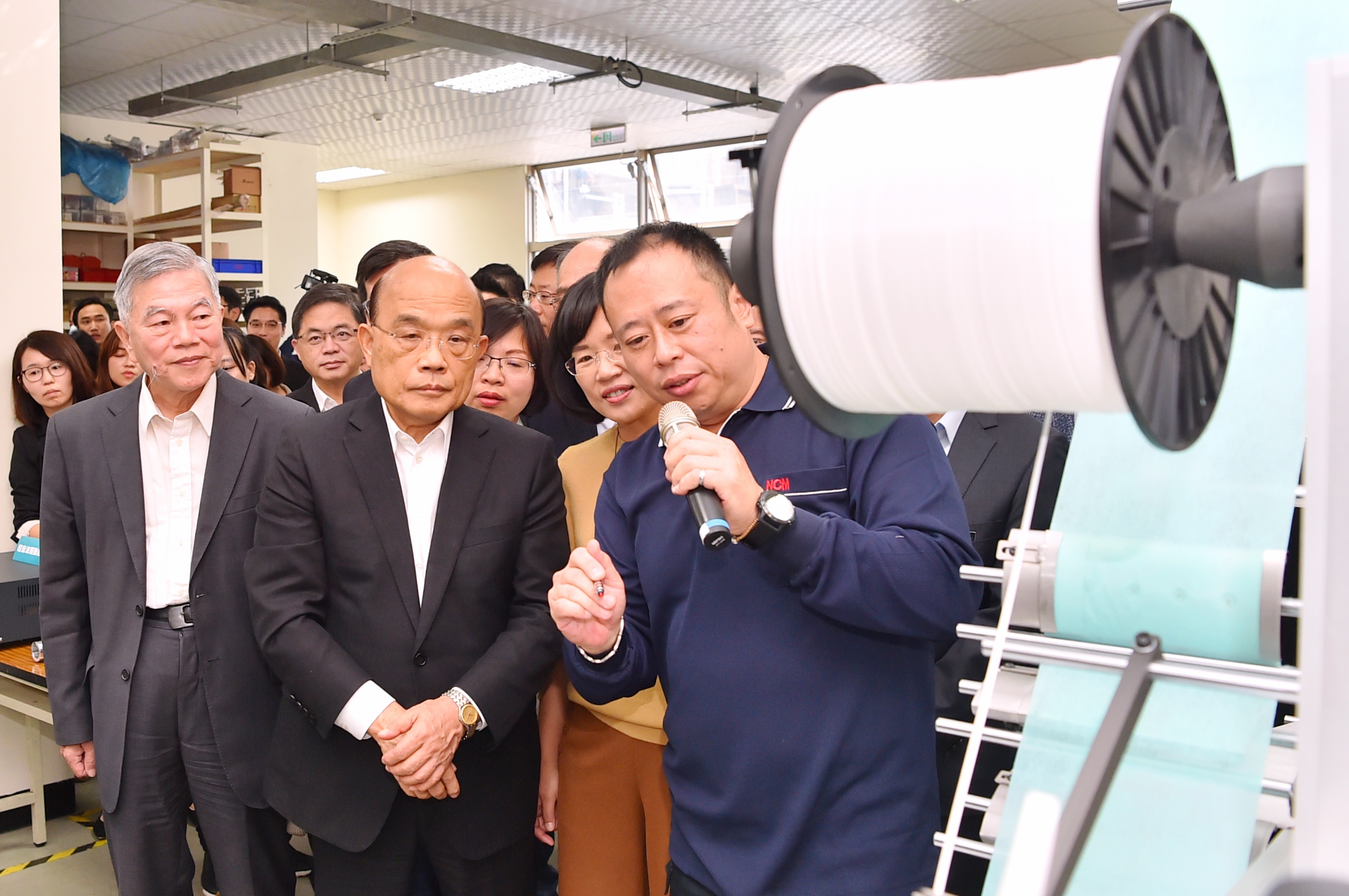 Premier Su, Tseng-chang and Minister of Economic Affairs Shen, Jong-Chin inspected a new mask production line.