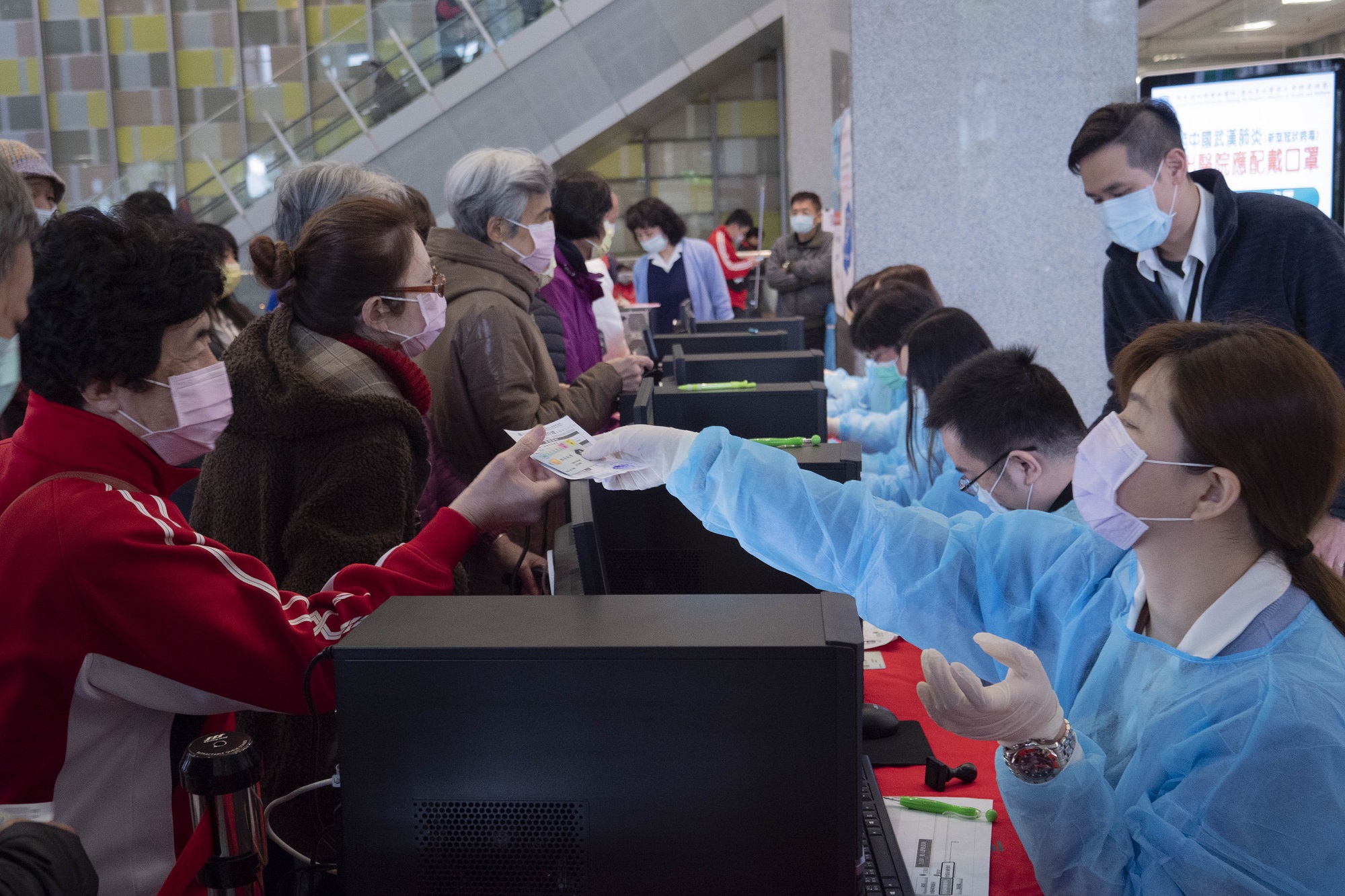Patients going through a travel history check with thier Healthcare and ID cards when entering hospital. Photo credit: Shuang Ho Hospital, Ministry of Health and Welfare