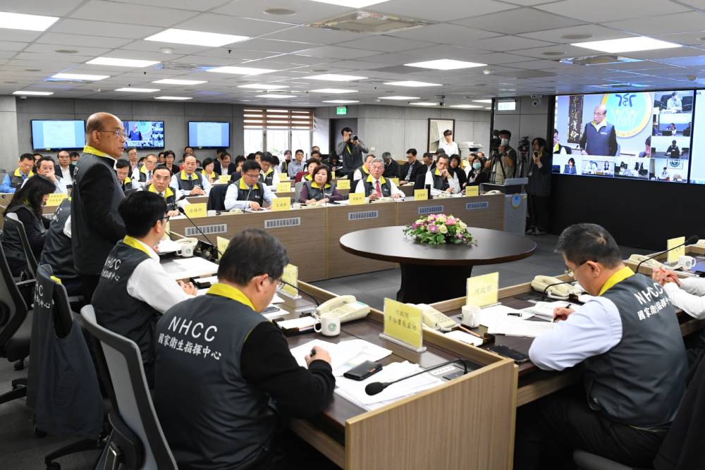 Premier Su, Tseng-Chang visited the Central Epidemic Command Center to give instructions to CECC personnel in the fight against coronavirus disease 2019 (COVID-19) and heard the latest reports on the situation.