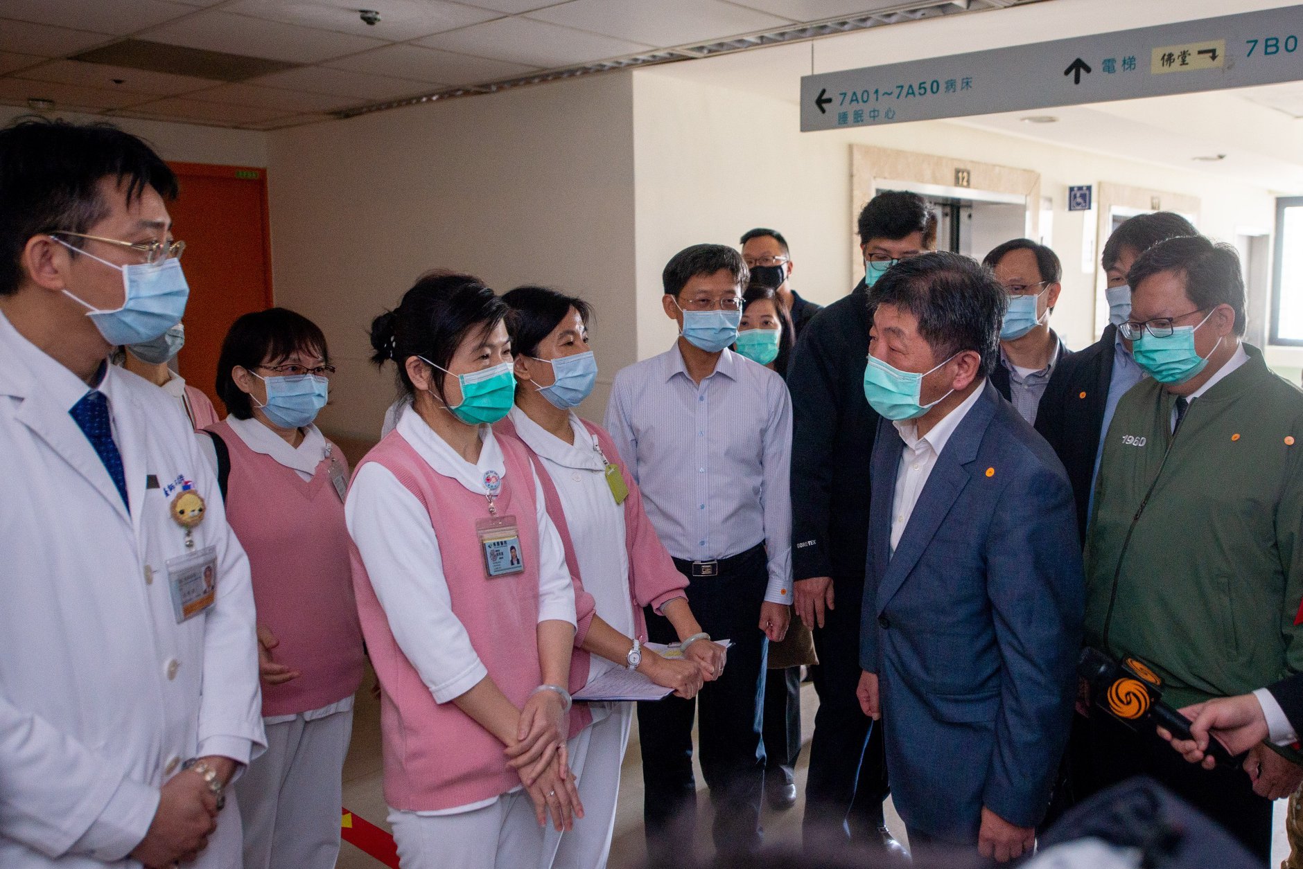 Commander Chen Shih-Chung visiting hospital staffs at Tao Yuan General Hospital, Ministry of Health and Welfare. Photo Credit: Taoyuan City Government