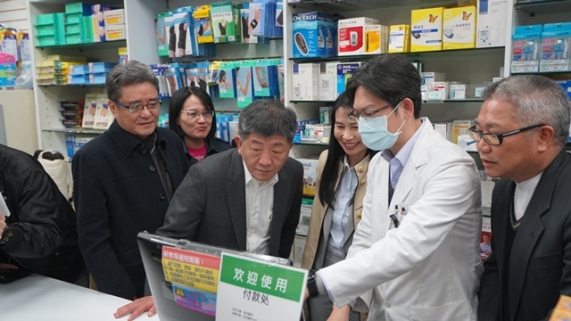 Commander Chen, Shih-Chung and TFDA Director General Wu, Shou-Mei visited local pharmacies in preparation for the Name-based Mask Distribution System