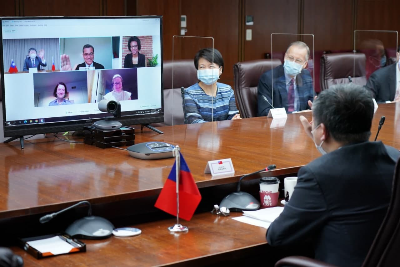 Minister Chen had a virtual meeting with the U.S. Secretary of Health and Human Services.